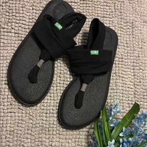 Sam Edelman Black Sandals with Textured Strap and Cushioned Sole